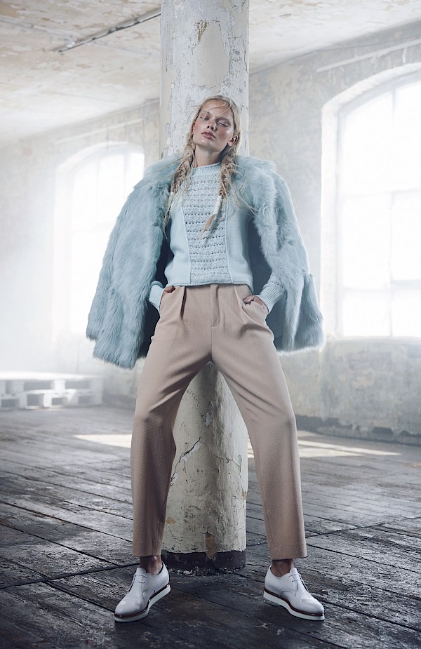 Model Jane van Kuijck posing in a big hall in Berlin