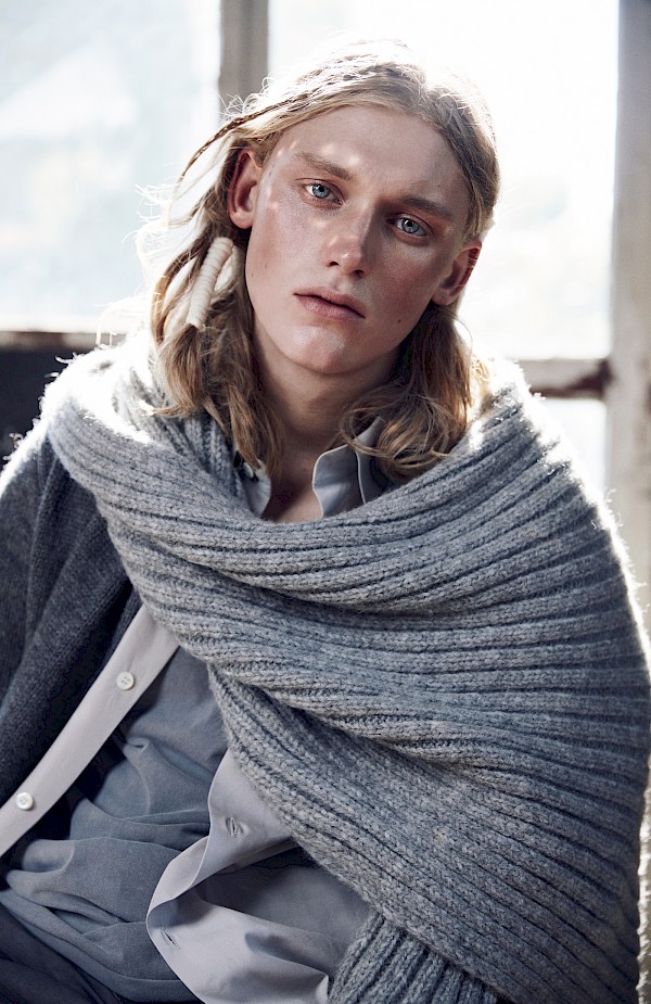 Model Enzo Brumm looking in the camera of Lina Tesch